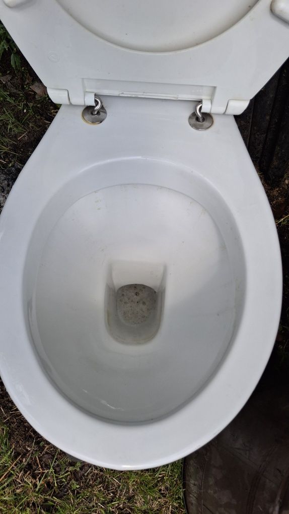 Kompakt WC, ze spluczką, po remoncie.