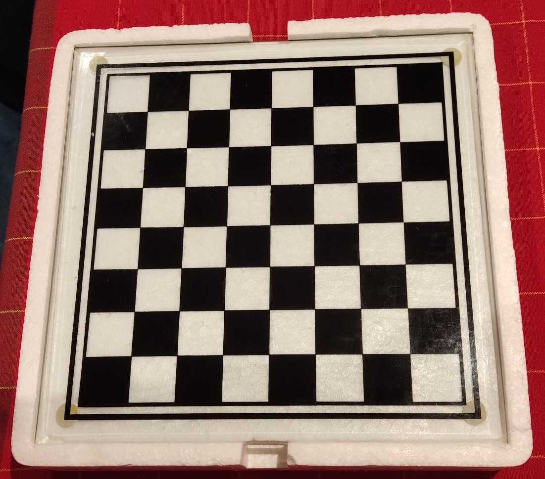 Jogo de Tabuleiro Xadrez com copos de shot