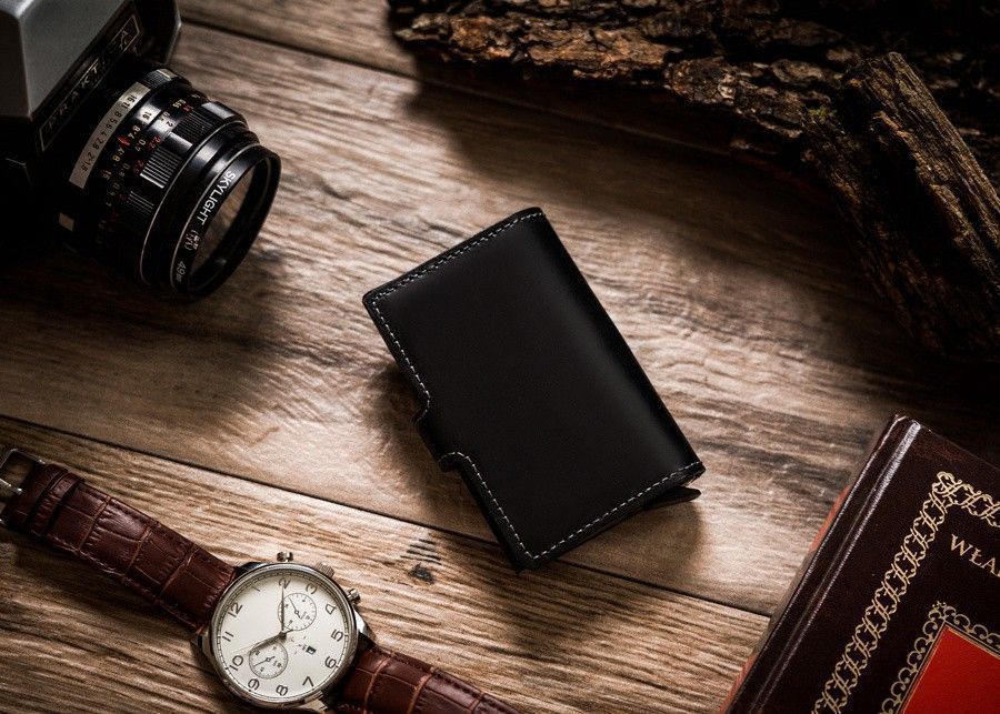 Skórzany portfel męski zapięciem - Peterson