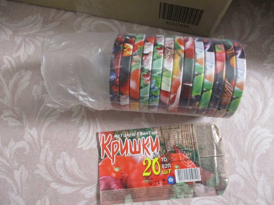 Укрпоштой бесплатно. Банки 10 шт 0.72 л, твист 82 мм, новые крышки.