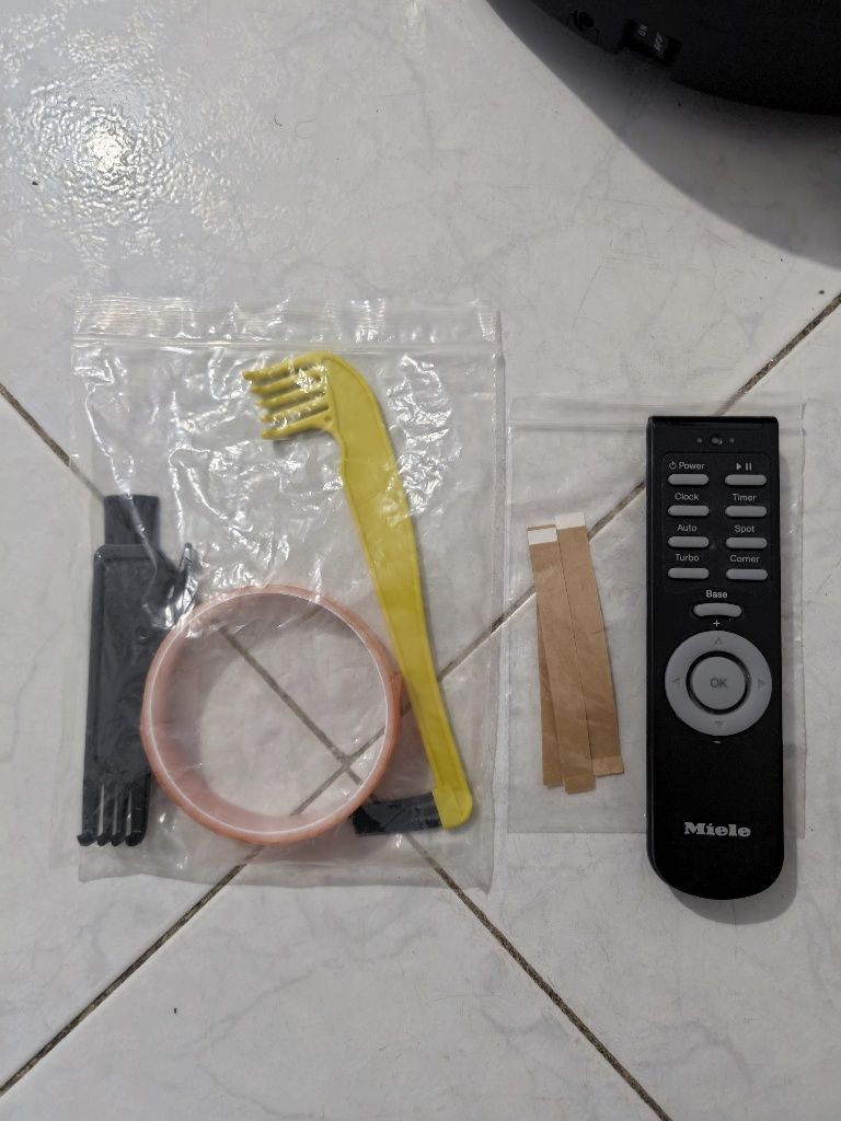 Aspirador robot Miele Scout RX1 com acessórios (avariado)