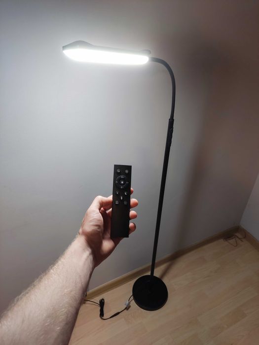 Czarna lampa podłogowa LED z pilotem