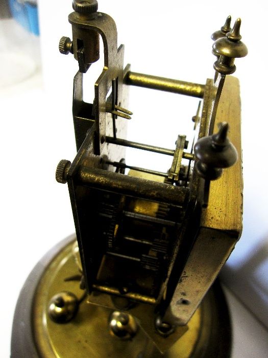 antigo Relógio anual de pêndulo rotativo com redoma em vidro