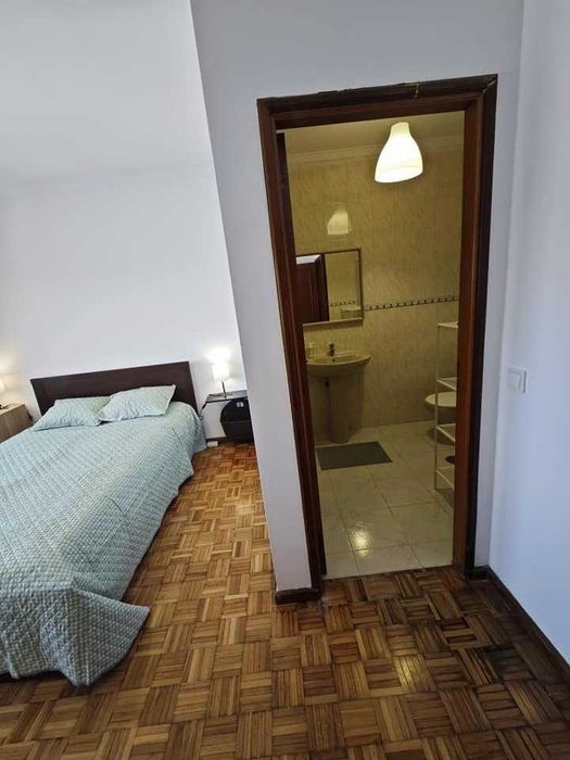 Arrendo quarto individual com casa de banho privativa.