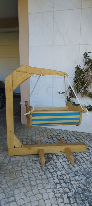 Berço artesanal rústico em madeira de pinho