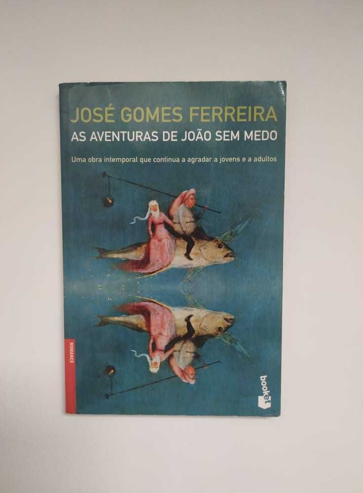 Vários livros infantis disponíveis