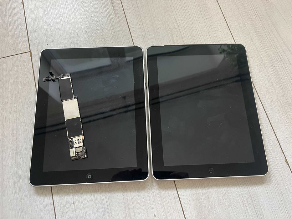 два  Ipad на запчастини або відновлення