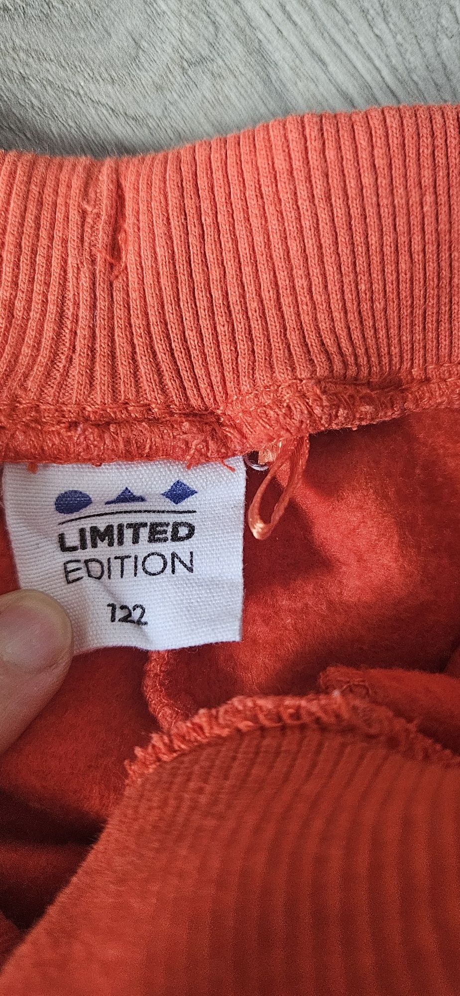 Pomarańczowe spodnie dresowe r 122