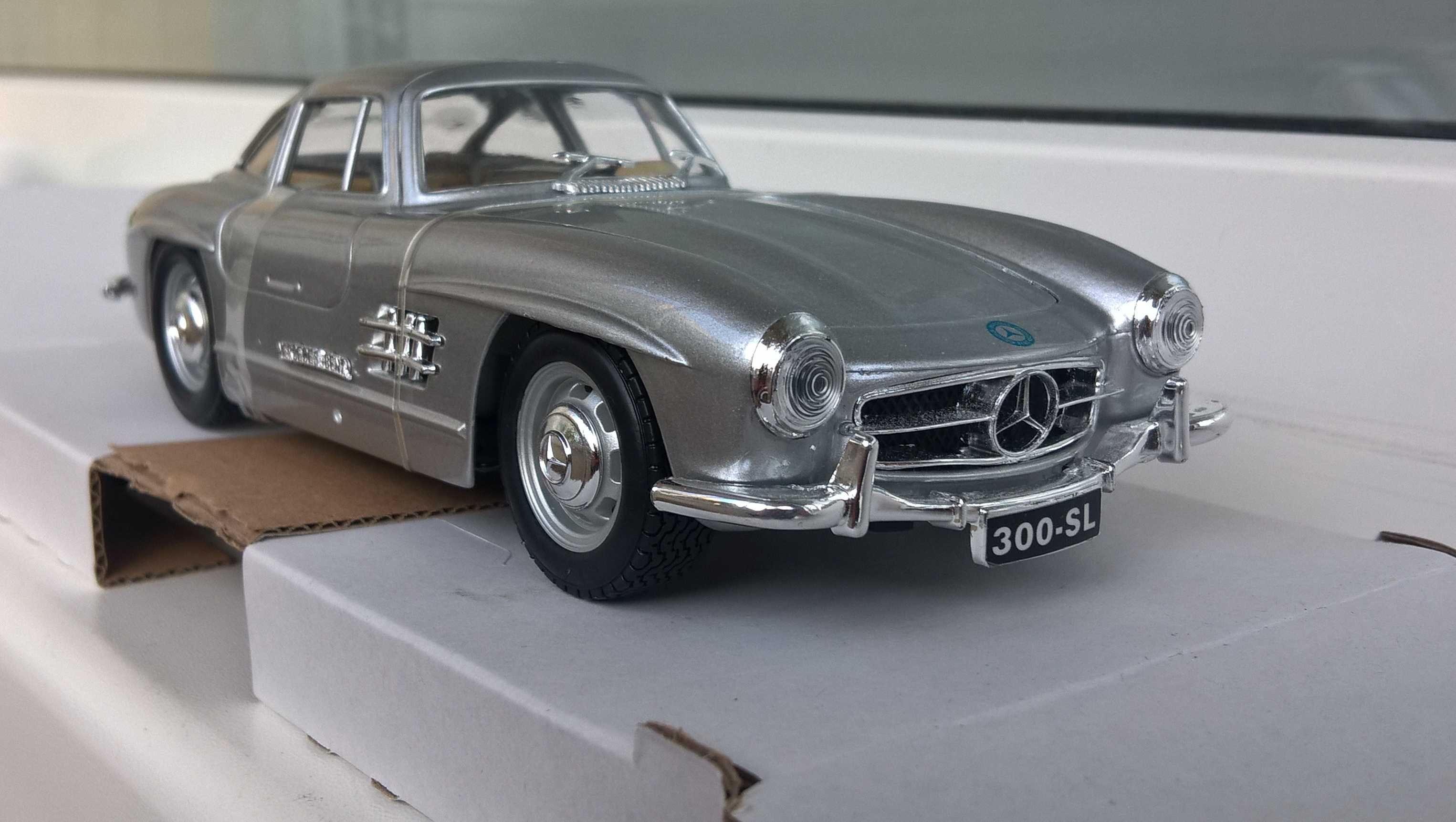 Bburago Mercedes SL300 1/24 (новый)