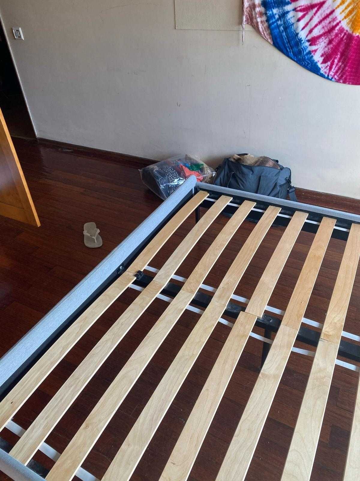 Cama em ótimo estado, para descansar a matéria com conforto