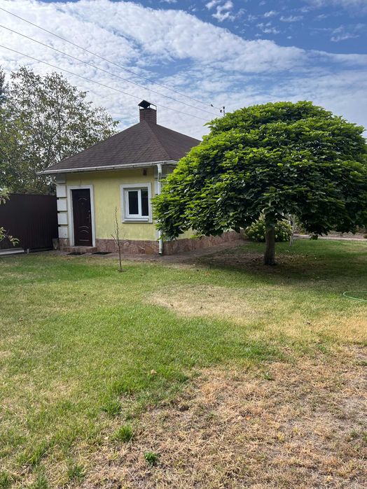 Продаж двоповерхового будинку з сауною напроти лісу.