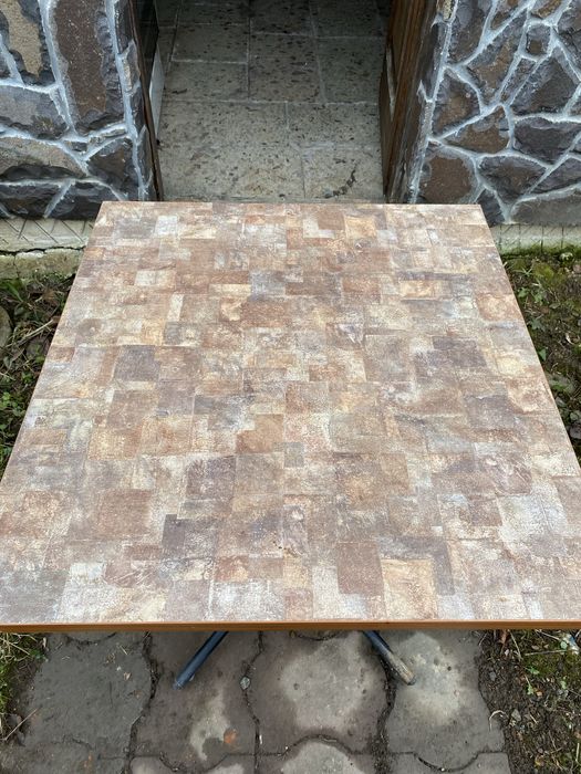 Продаються столики б/в