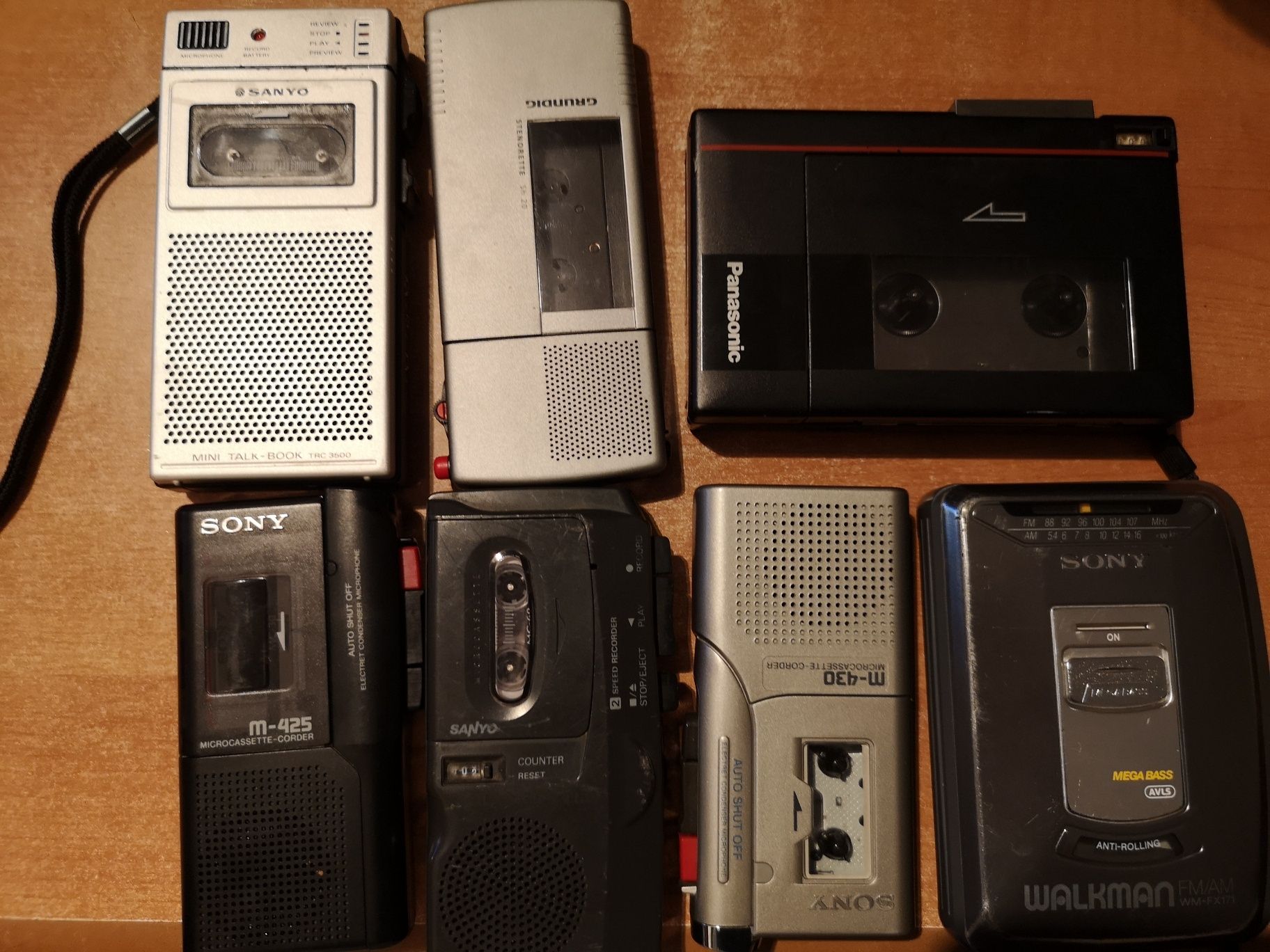 Vários rádios e gravadores antigos