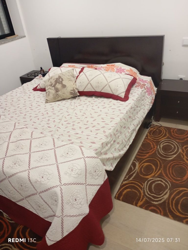 Cama + estrado+ mesinhas de cabeceira