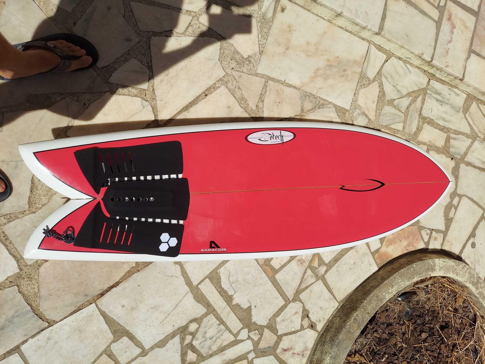 prancha de surf 5'10 de epoxy + deck