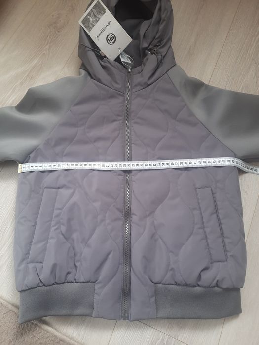 Продам бомбер-куртку жіночу.