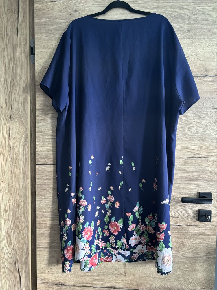 Niebieska granatowa luźna sukienka w kwiaty Emery Rose 5XL 50