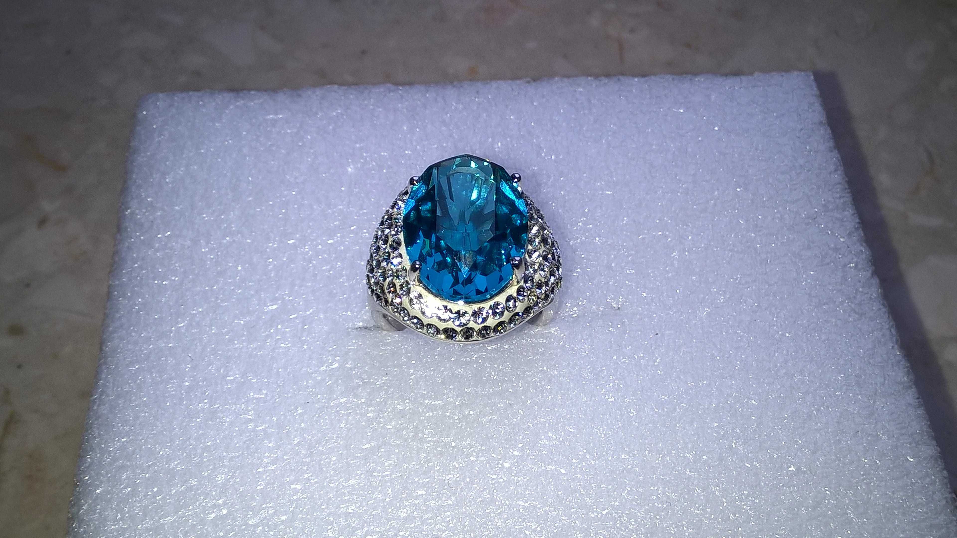 Srebrny pierścionek duży niebieski Akwamaryn waga 11 gram cyrkonie