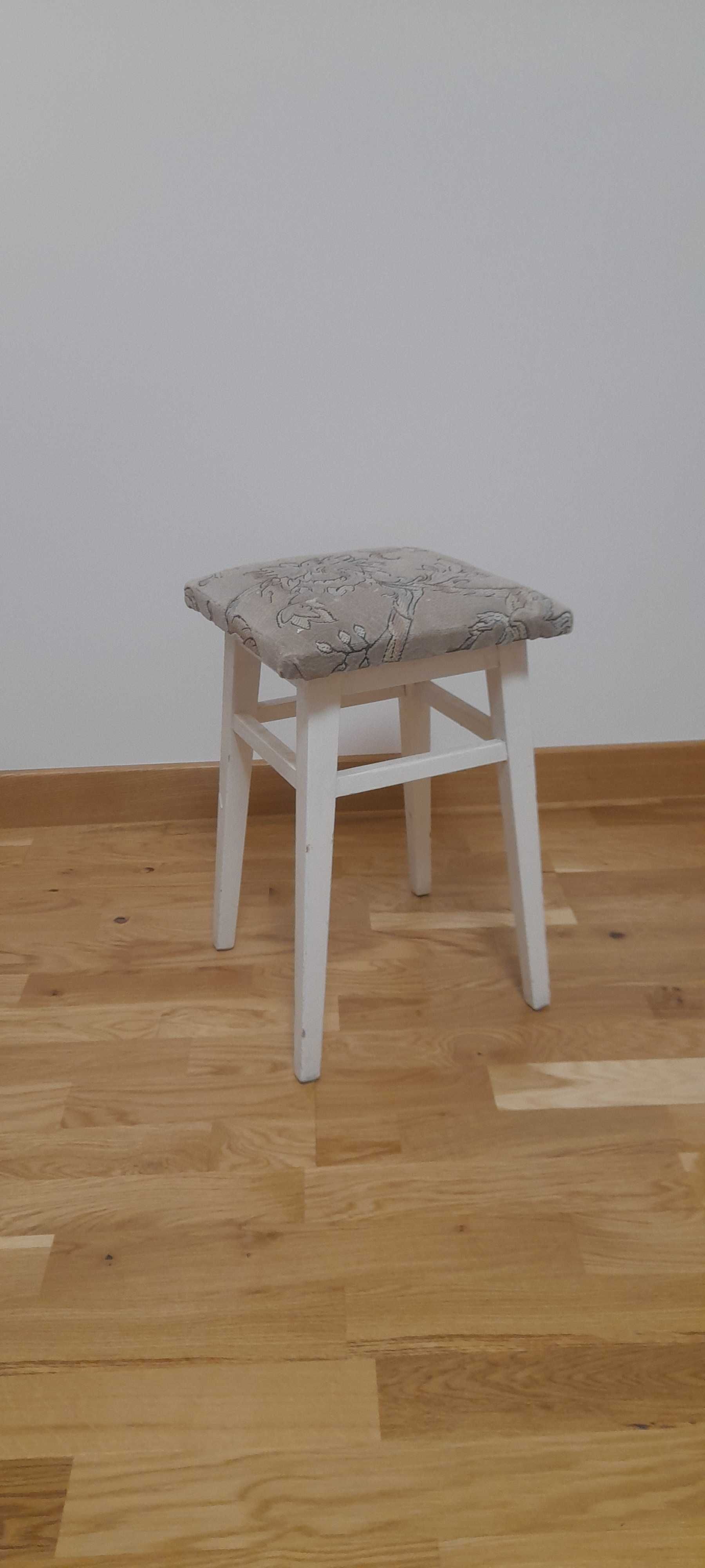 Taboret drewniany malowany na biało siedzisko tapicerowane