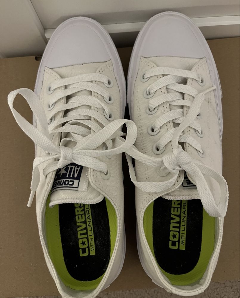 Białe Converse trampki