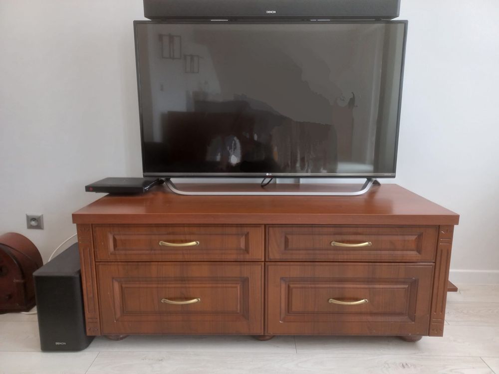 Elegancka i solodna komoda pod TV