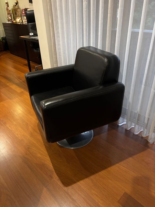 Cadeirão em pele com base rotativa