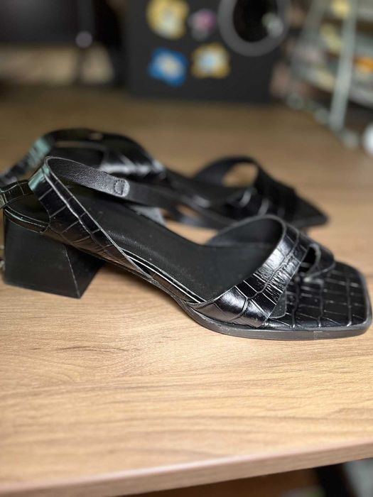 Босоніжки шкіра 39 р.  На устілку 24 -24,5 см Нові