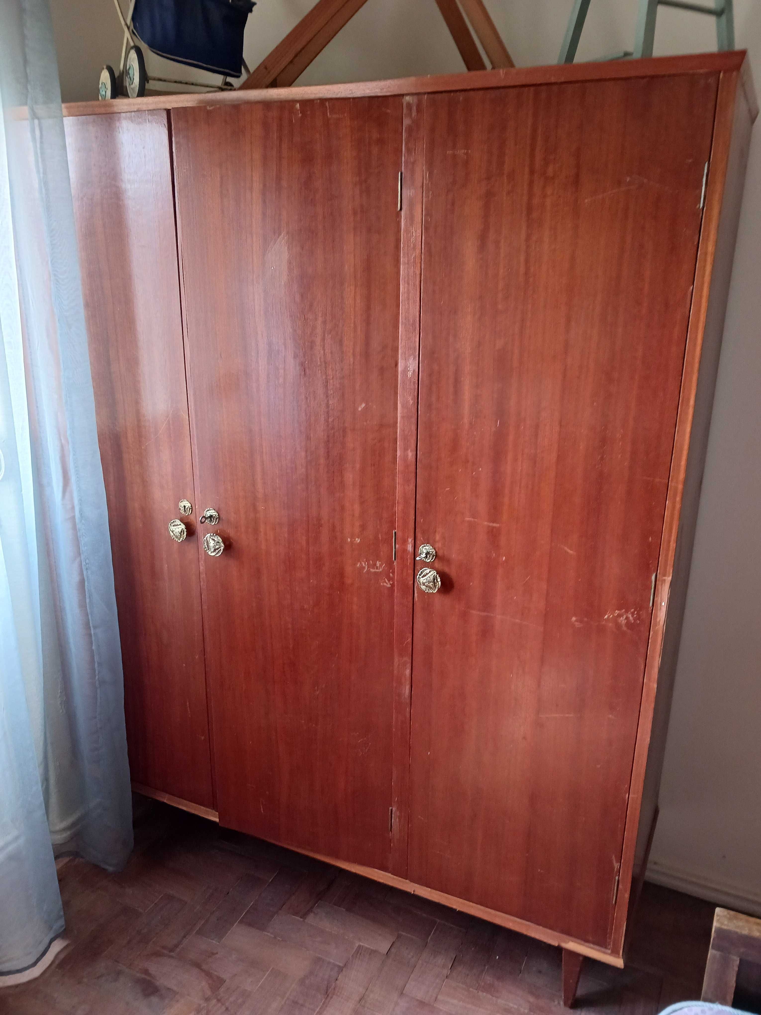 RESERVADO - Quarto casal com cama, 2 m. cabeceira, 1 cómoda e roup.