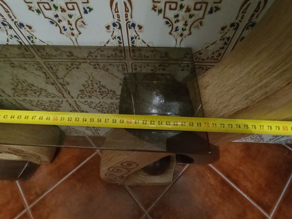 Mesa de entrada com prateleiras em vidro