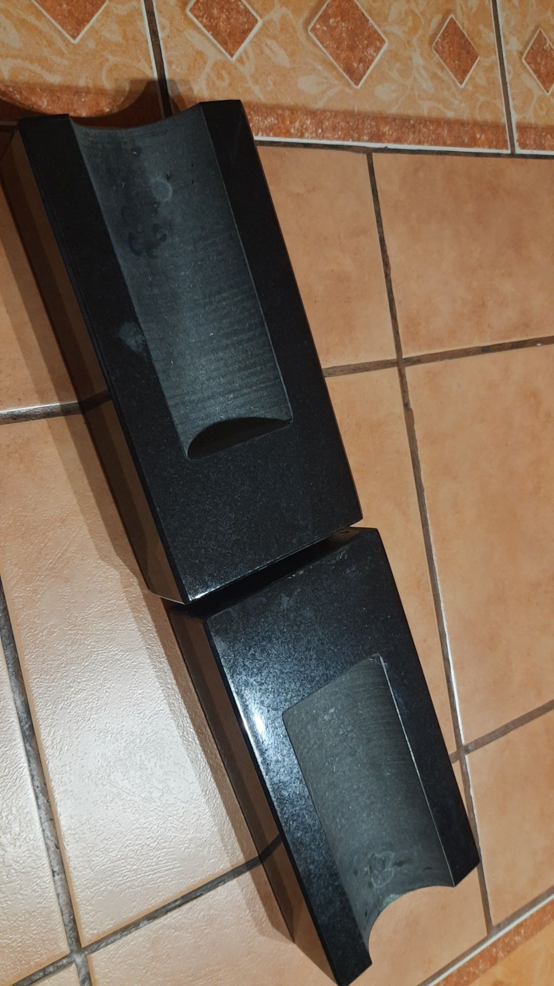 Wazon z czarnego marmuru na nagrobek