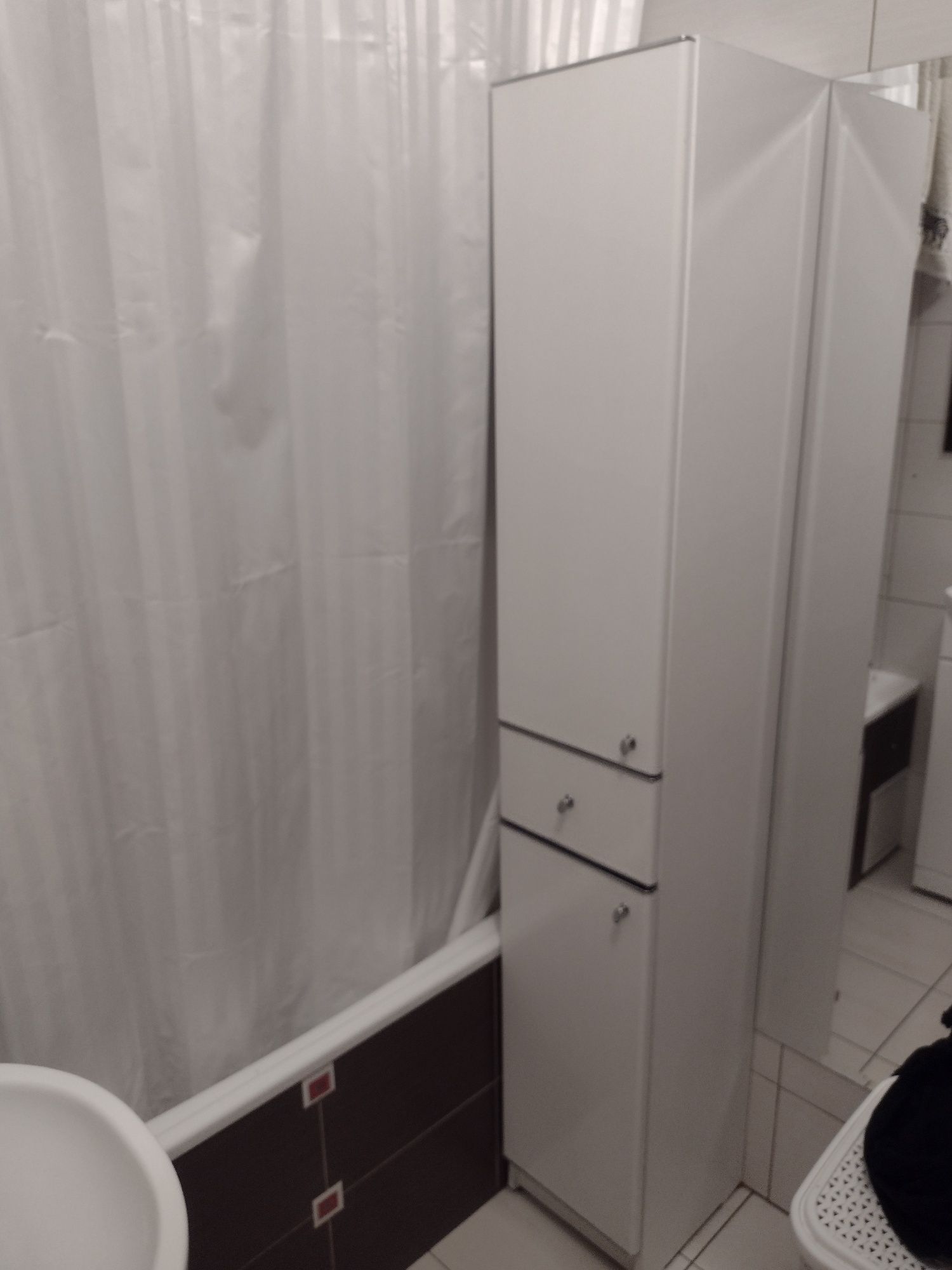 Sprzedam biała, wysoka szafke łazienkowa.