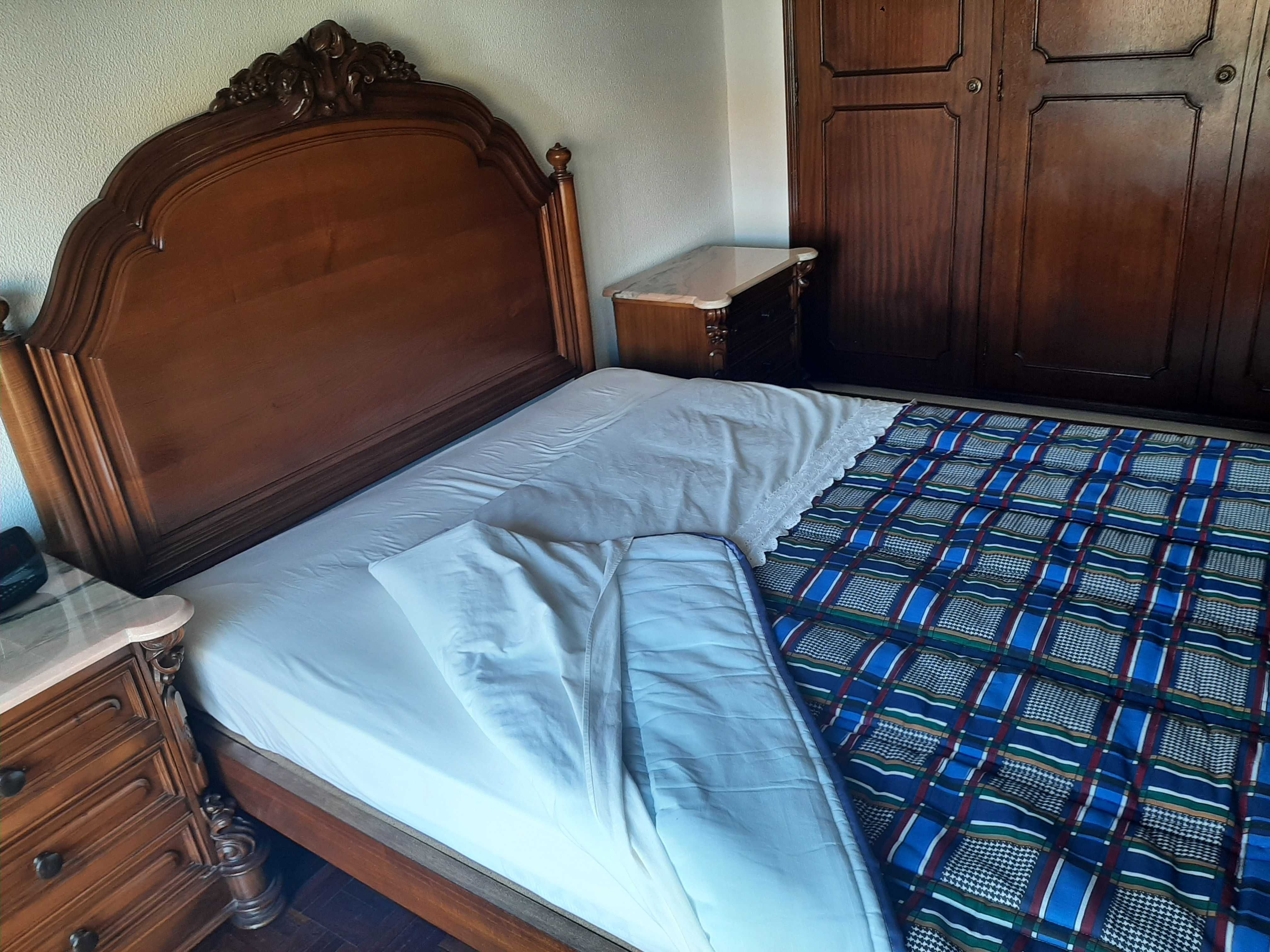 Cama casal em Castanho