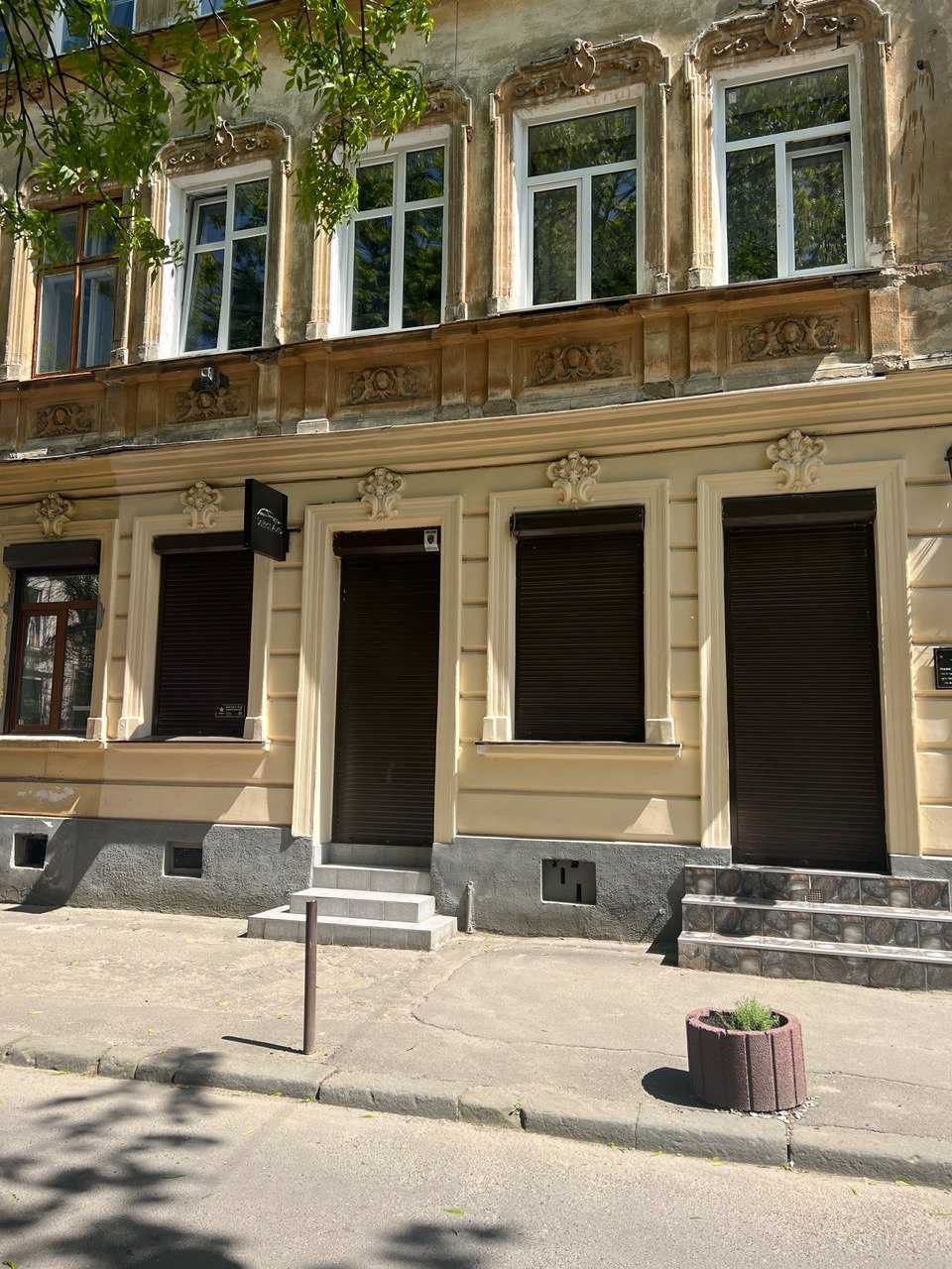 Оренда фасадного приміщення зі свіжим ремонтом по вул.Федьковича, 27