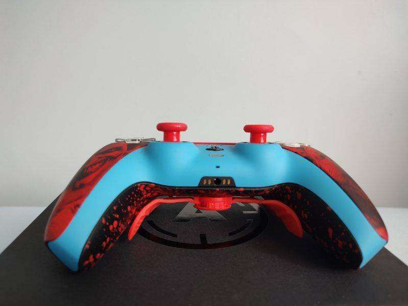 Pad PS5 przerobiony przez aimcontrolers