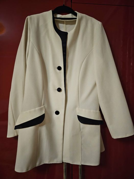 Жіночий білий піджак