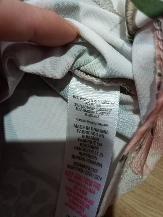 Sprzedam bluzkę damską z szerokimi ramionami