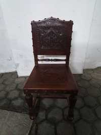 Cadeira antiga com pele
