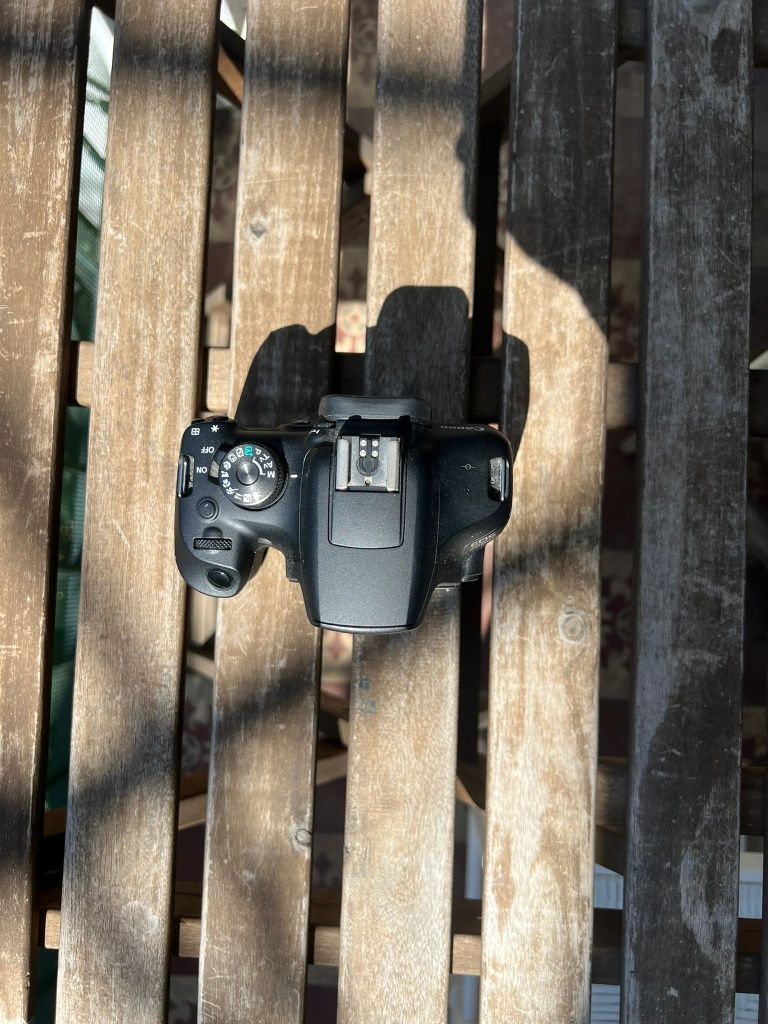 Máquina fotográfica Canon EOS 2000D + objetiva