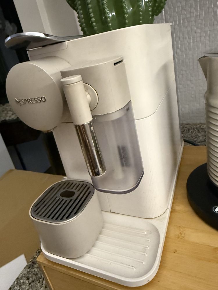 Maquina cafe nespresso Lattissima White