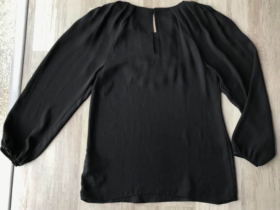 Blusa preta com bijuteria (Zara)