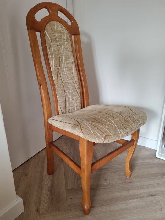 Zestaw drewnianych mebli