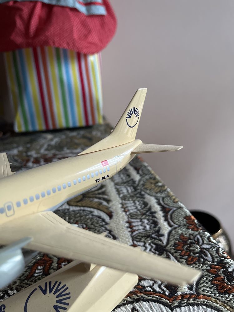 samolot model boeing 737 sun express 1:200