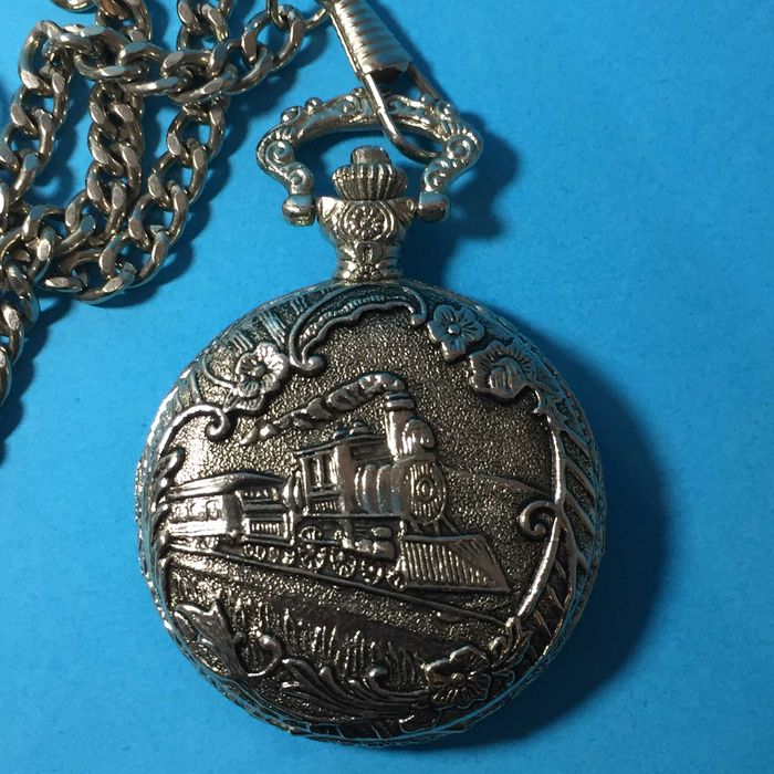 Relógio de Bolso com corrente prateada - marca DIPLOMATE