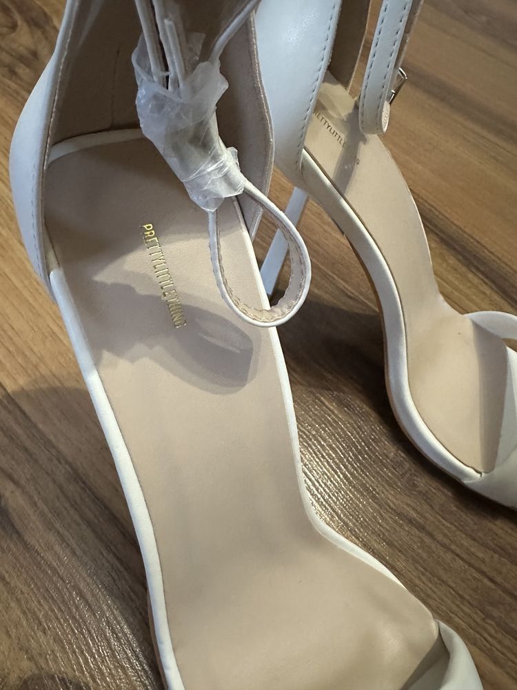 Białe efektowe i modne szpilki sandaly 41