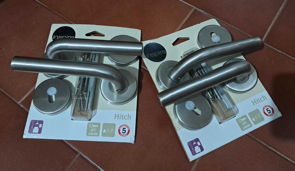 Lote de Portas Interiores Esq. e Dit. Novas e Puxadores em inox