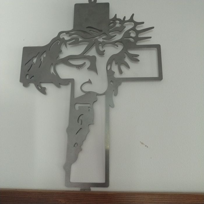 Krzyż z metalu w kolorze stebym