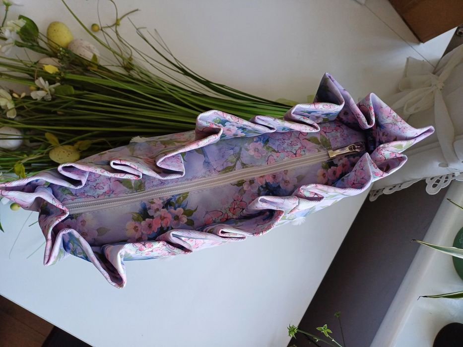 Niebieski organizer z falbanką w kolorowe kwiaty do torebki O Bag Mini