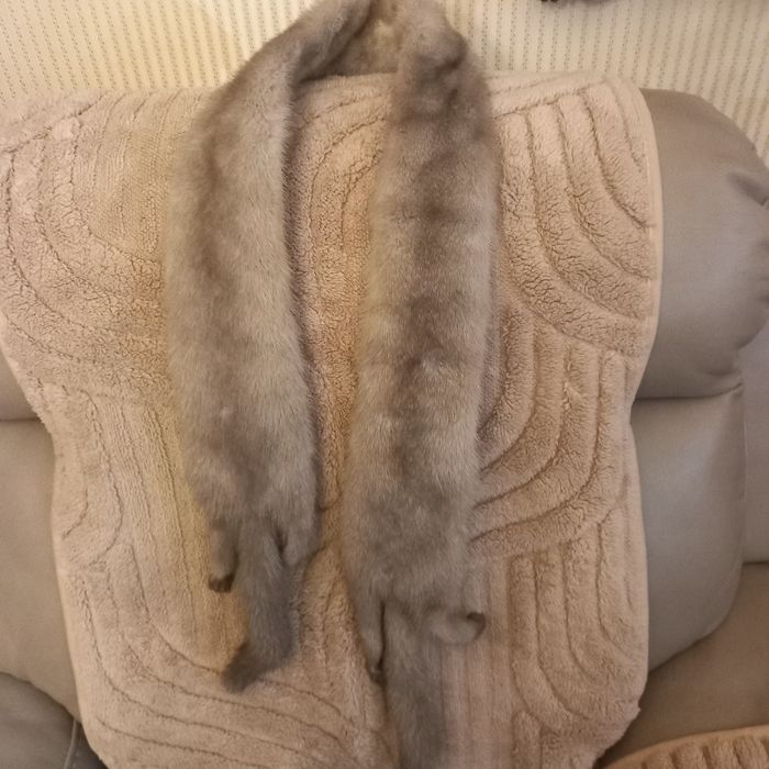 Szal z dwóch srebrzystych norek.