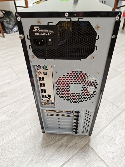 Intel core 2 duo e8400 + 2gb ram + Radeon HD 4800 512mb + 2 hdd