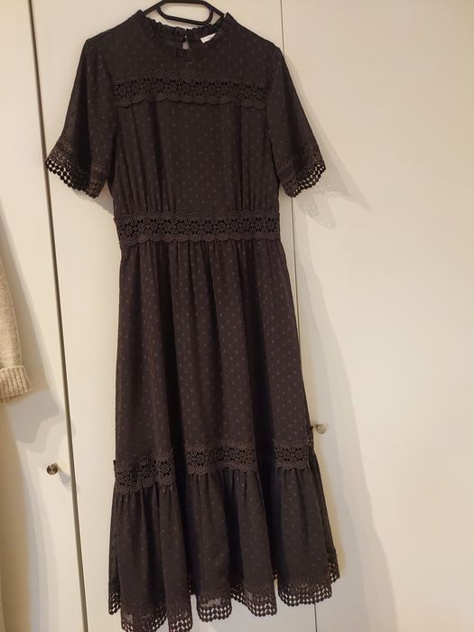 Sukienka z koronkową gipiurą